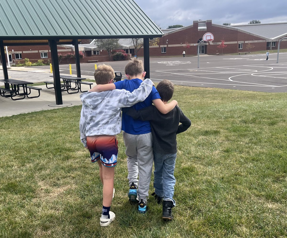 Friends helping friends.🐻💙#ItsWorthIt #ProudToBeABear