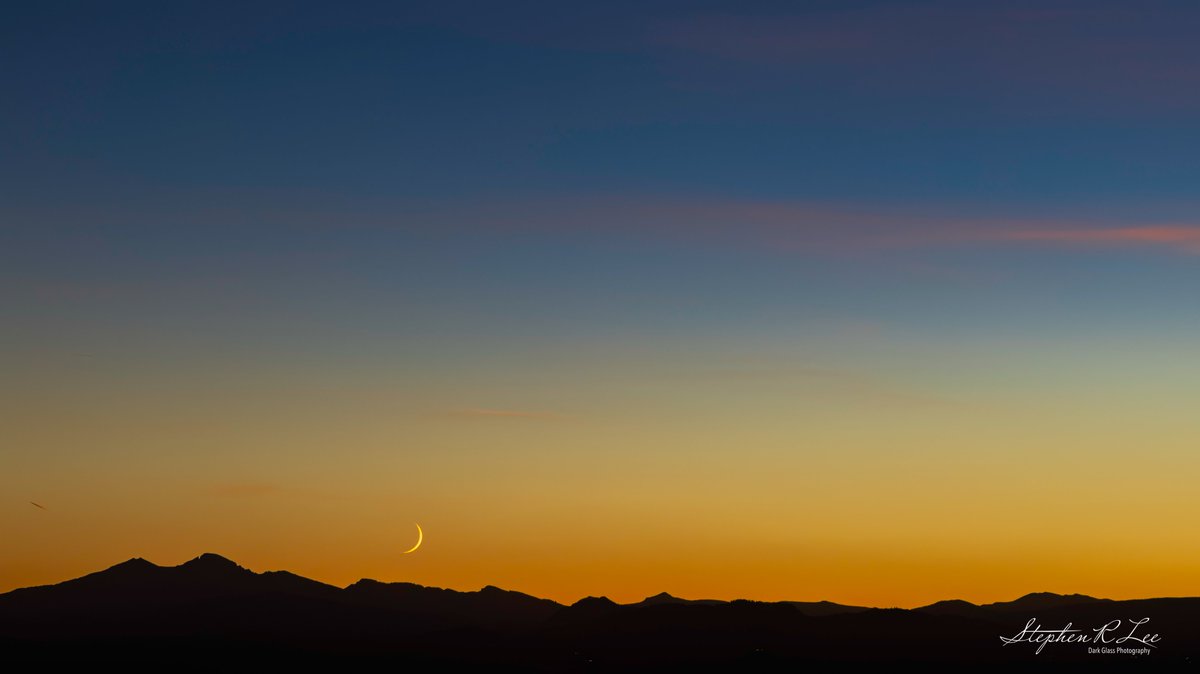 darkglassphoto's tweet photo. "Moonset at Sunset"
The setting crescent moon tonight behind the Rocky Mountains (Longs Peak to the left of the moon), as seen from #Timnath #Colorado, tonight on a lovely evening. #NaturePhotography #sunset #moonset #landscape #rockymountains #longspeak #nightphotography #cowx https://t.co/A23CyKnszd