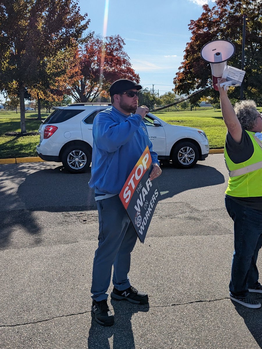 MSCFMN's tweet photo. If you need chant support, may I suggest getting @IBT_320 on board!
Thank you brothers and sisters
✊🏼✊🏽✊🏾✊🏿
@MinnStateEdu
#stateofthesystem
#fairwages
#settlethecontract
#respect
#mnleg https://t.co/yuAMe21tYA