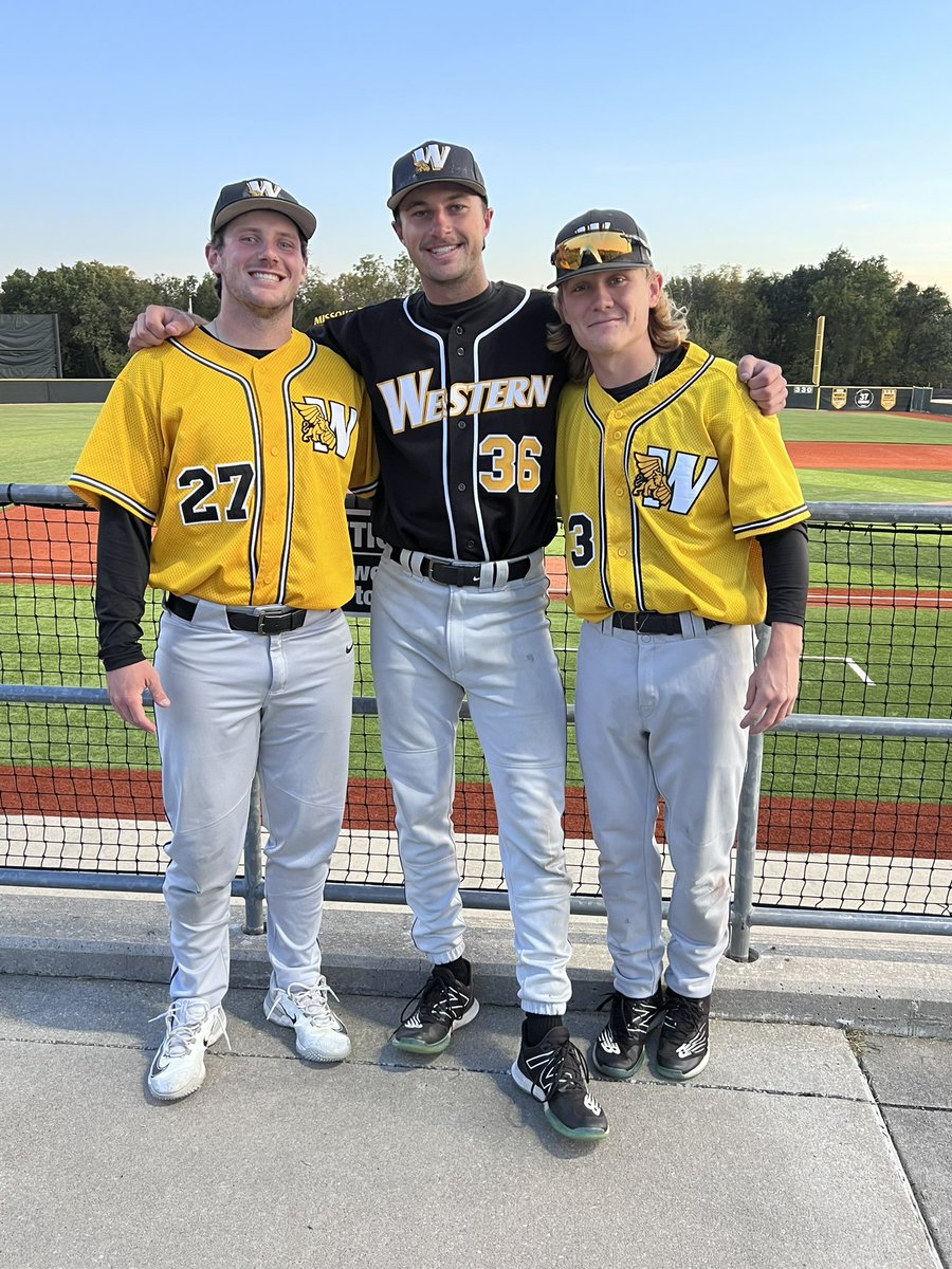 Last fall World 💛⚾️🖤Series for these 3 who have been together for 5 years <a href="/Zach_Hanlan23/">Zach Hanlan</a> <a href="/ryanneise/">Ryan Neise</a> <a href="/j_munk12/">Jared Munk</a> #GoGriffs #MWSU