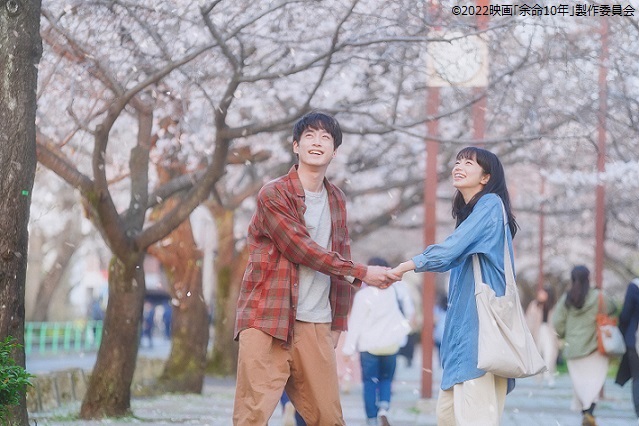 kinro_ntv's tweet photo. #余命10年
金曜よる9時🌸地上波初

約1年をかけ四季を通して撮影された本作。春の桜や夏の海、秋の落ち葉や冬の寒さなど四季折々が映し出される季節の流れを茉莉(#小松菜奈)や和人(#坂口健太郎)と一緒に感じてください https://t.co/BTYnedzBbn