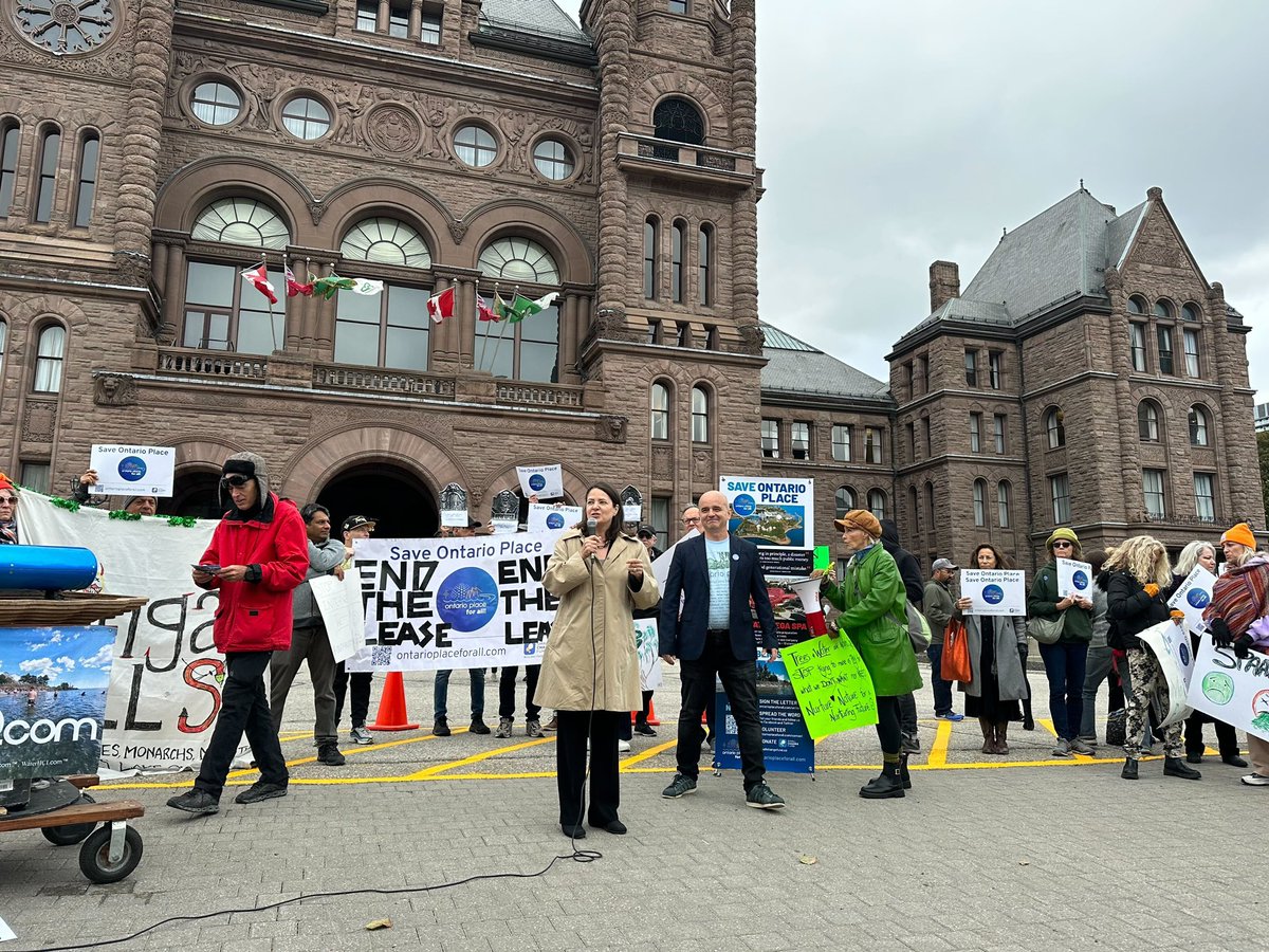 stephaniebowman's tweet image. Ontarians gathered outside QP to protest the Conservative gov's plans to allow a luxury spa, build a $400B underground parking lot at Ontario Place, and move/shrink the Ontario Science Centre. We need to protect public spaces, not privatize them. #SaveOSC #OntarioPlaceforAll