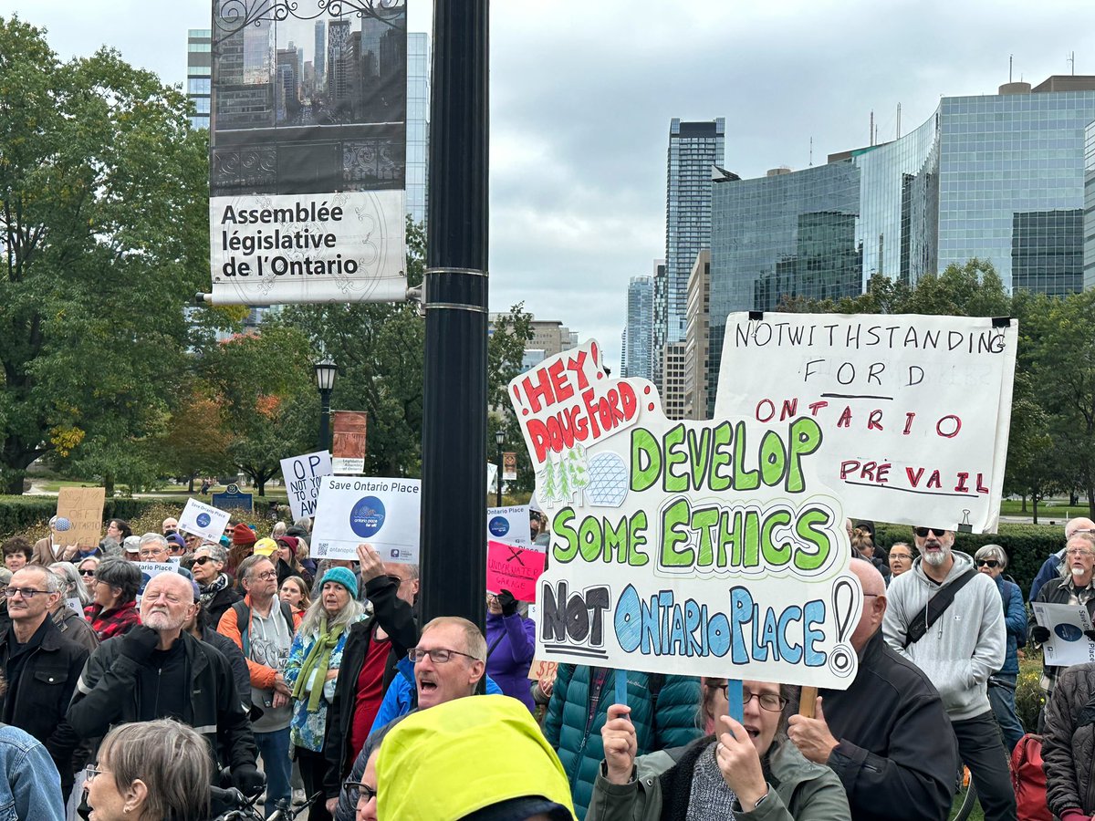 stephaniebowman's tweet image. Ontarians gathered outside QP to protest the Conservative gov's plans to allow a luxury spa, build a $400B underground parking lot at Ontario Place, and move/shrink the Ontario Science Centre. We need to protect public spaces, not privatize them. #SaveOSC #OntarioPlaceforAll