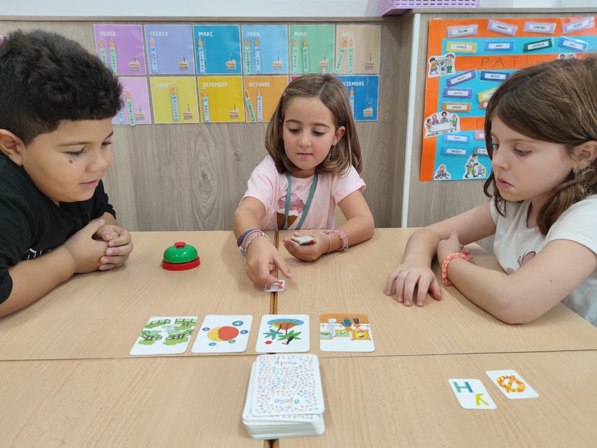 TeresesVilanova's tweet image. A 2n Coralls i Posidònies ja hem posat en marxa els ambients. Els i les nostres alumnes gaudeixen a la vegada que aprenen! #ComMou_Te #P2 #ambients #innovació #curs23_24 #Coralls #Posidònies  @TeresesVilanova @FETeresiana