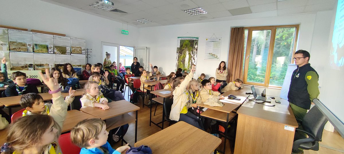 RNP_Romsilva's tweet photo. Cercetașii României, filiala Constanțai, au ajuns la Centrul de vizitare al Parcului Natural Bucegi, unde colegii noștri le-au făcut o prezentare interactivă despre fauna și flora din parc.
#scouting #scoutboys #Romania #naturepark #EducationMatters #nature #biodiversity #know https://t.co/Gf3uRPgl2n