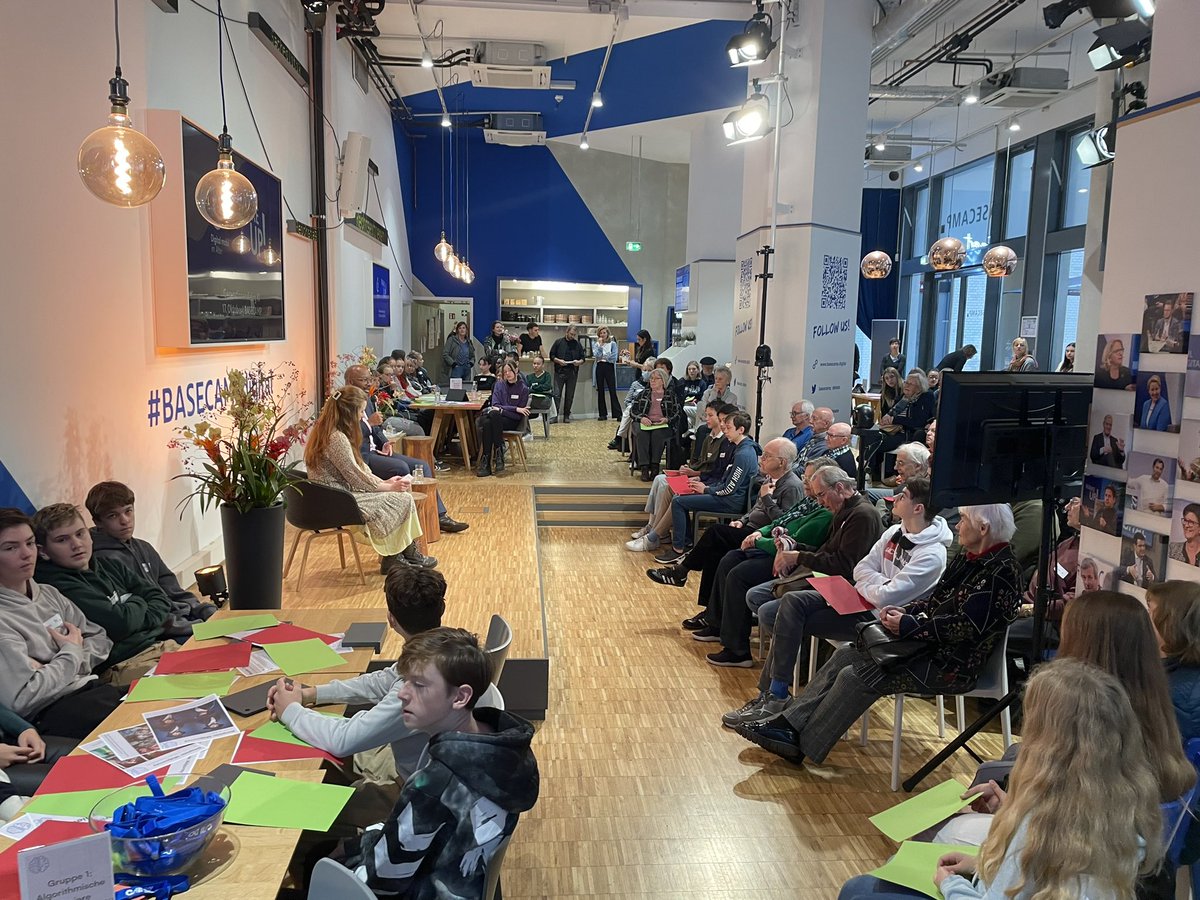 digitalechancen's tweet photo. Full House beim #Generationendialog zu #KI im @basecamp_debate, mit @ArmandZorn, Matthieu Binder @iRightslab, @anna_aalbrecht und über 100 Schüler*innen & Senior*innen. Jetzt einschalten: https://t.co/5YRNSdpEmt https://t.co/tJ41TgZeoR