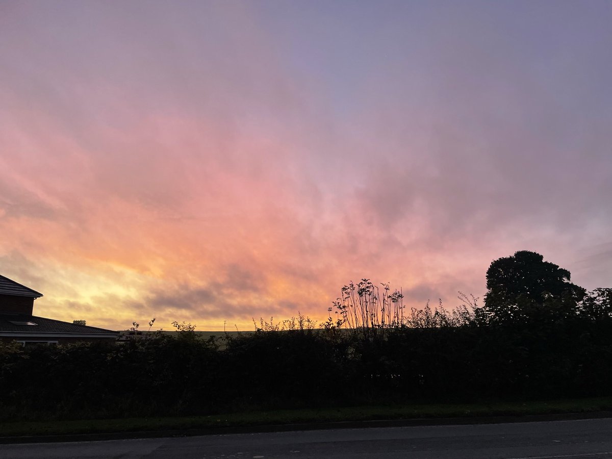 ranjitsindhar's tweet photo. #tuesdaymotivations #tuesdayvibe #TuesdayFeeling #leeds was looking beautiful this morning! ❤️❤️❤️ https://t.co/fIrshPbGIi