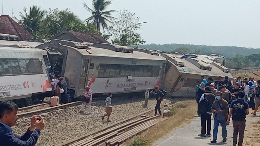 TRCBPBDDIY's tweet photo. Laporan kejadian siang ini sekira pukul 13.15 WIB Slasa Legi 17/10 KA Argo Semeru tujuan Jakarta anjlok di Sentolo/ dekat bekas stasiun kalimenur saat berpapasan dengan rangkaian KA lain (info sementara).
PSC KP dan PMI KP sedang luncuran ke lokasi. 📹 via warga di lokasi. 🙏👨‍🚒🇮🇩 https://t.co/IkelX4mXMb
