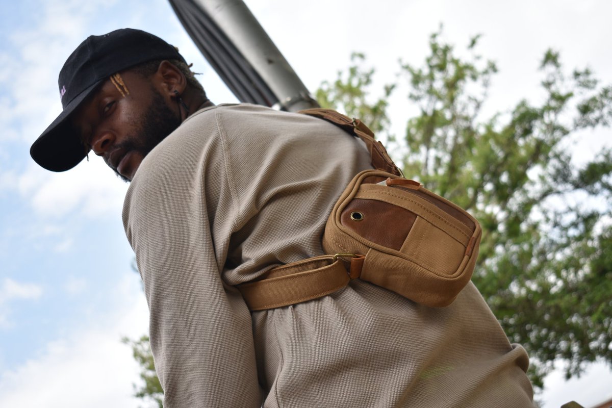 OrangeColony's tweet photo. Orange Colony 

🎒 Isikhwama esincane 

Canvas exterior with cotton lining and metal trims with sliders 

H/17cm - L/13cm - W/7cm

1.5 Litres 

🪡 Simphiwe Donald Mbangi 

🎤 Siphiwe Freshcompany Motloung 

Freshcompany 

#OCiswhoweare

#bespoke #leather #craft https://t.co/6HZIWVvJTX