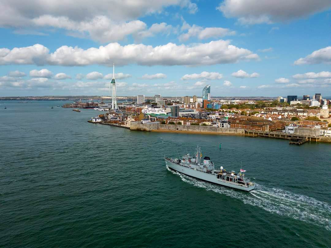 Great phot of CATT making her way into base port last week after finishing FOST training! All ready to return to resume a seagoing programme after a 2 year refit. Shame the weather isn’t as warm this week! ❄️❄️ #royalnavy #Navy #ShipOfPlasticCrewOfSteel