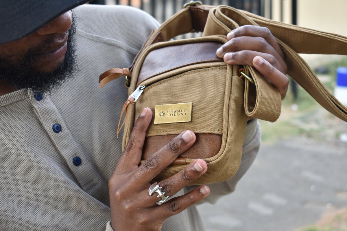 OrangeColony's tweet photo. Orange Colony 

🎒 Isikhwama esincane 

Canvas exterior with cotton lining and metal trims with sliders 

H/17cm - L/13cm - W/7cm

1.5 Litres 

🪡 Simphiwe Donald Mbangi 

🎤 Siphiwe Freshcompany Motloung 

Freshcompany 

#OCiswhoweare

#bespoke #leather #craft https://t.co/6HZIWVvJTX