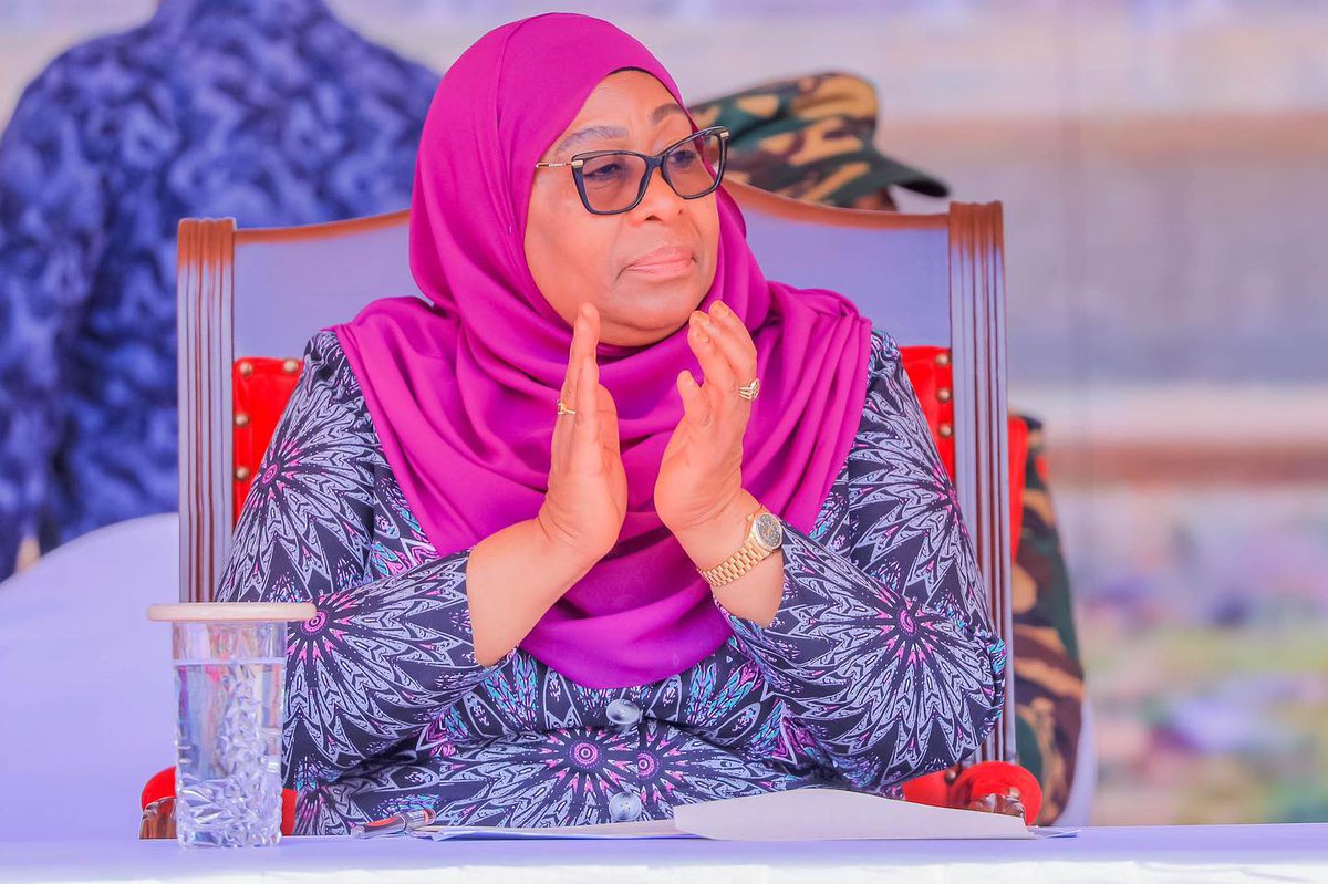 Samruhuza's tweet photo. Baba wa Taifa hakuombwa akiwa Rais!

Kumuomba Rais aliyepo Madarakani akubali kuitwa Mama wa Taifa, inatafsiri mbali zaidi! 
Inawezekana wanapendekeza kiuchawa ili waonekane wanampenda sana, lakini ndio wanamfikishia ujumbe wa kumtaka Apumzike! 
mtego huo!! 

Nimemaliza! https://t.co/GEjosDVnbC