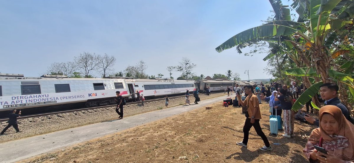 txttransportasi's tweet photo. Hari ini (17/10/2023) KA Argo Semeru rute perjalanan Surabaya Gubeng - Jakarta (Gambir) anjlok &amp; terguling dari rel pada petak lintas Sentolo - Wates, Yogyakarta. Saat ini proses evakuasi sedang dilakukan.

📹 Chiara Hawnuhita
📸 X/rxzkammr_, X/eddictiveX https://t.co/Pv72wg78FW