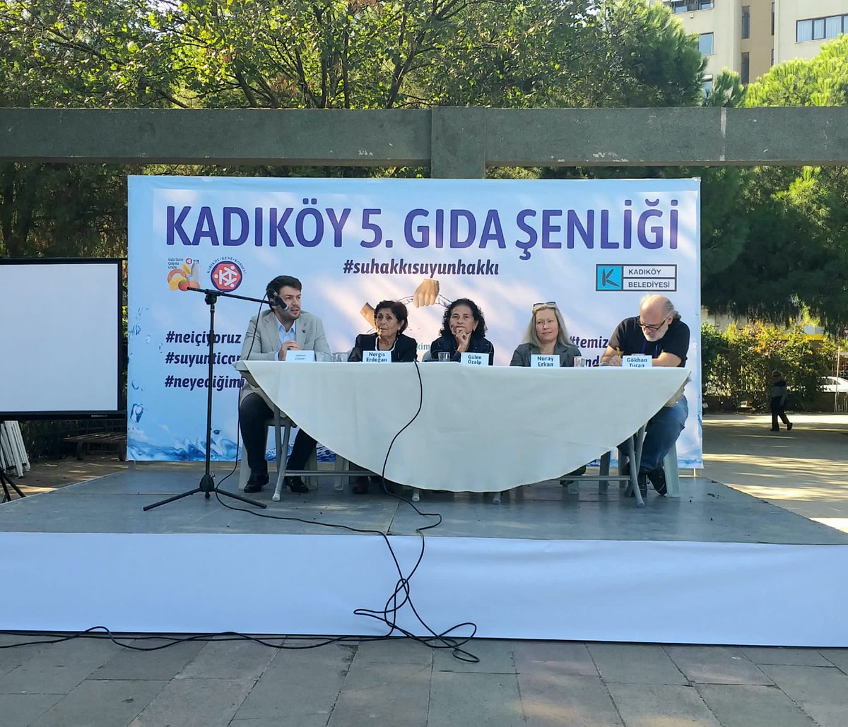 @kadikoybelediye'nin ev sahipliğinde düzenlenen Kadıköy Gıda Şenliği'nde 'Su Haktır' konulu panelde çok değerli bilim insanlarıyla birlikte gıda güvenliği ve #SuHakkı konularını ele aldık.

Suyumuza sahip çıkabilmek için su ve #SuHakkı bilincinin gelişmesi elzemdir.
