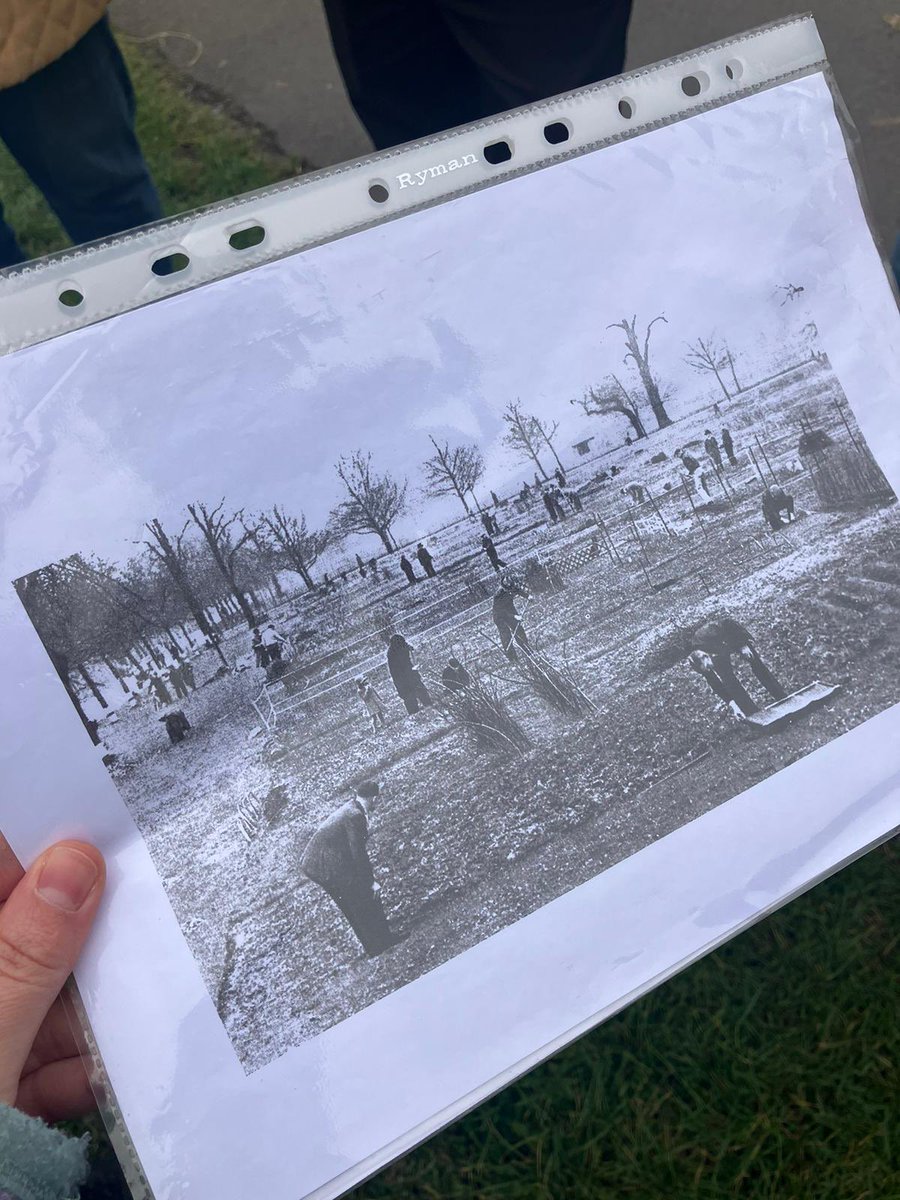 BandstandBeds's tweet photo. Our Monday 55+ &amp; @froglifers Wild Times group had a fantastic afternoon with @ClaphamSociety’s Tom Jansz.

Tom led them on a walk around historical hotspots on the Common, including showing them the site of the allotments dug during World War 2.

Then back for tea and 🍰 https://t.co/wwh3SCdtAT