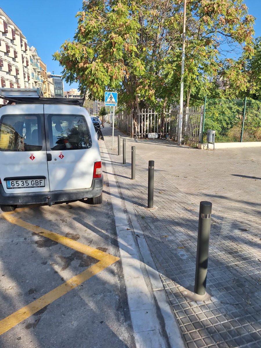 MOBILITAT | Instal·lem pilones al carrer Ronda Docs, al pas de vianants de Renfe, per evitar el pas de vehicles en aquest tram. #Tortosa #mobilitat