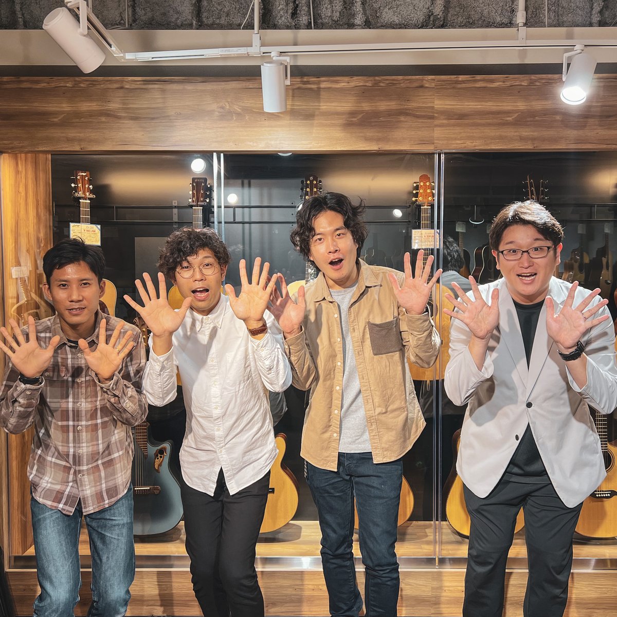 dolphingt's tweet photo. 【福岡店】昨夜は、#高尾和樹 インストアライブ&#Leaf_Instruments #長坂幸彦 ギターよもやま話、ご来場ありがとうございました!
トークテーマもギターの本数も盛りだくさんな、超濃密イベントとなりました!
#ギター #アコギ #ソロギター #ドルフィンギターズ https://t.co/4i4KiusMKy