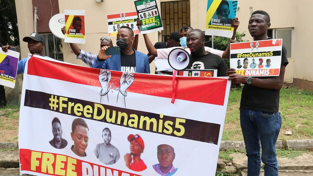 5 activists Illegally Arrested For Wearing #BuhariMustGo T-Shirts At Dunamis Church.

oghmycity.com/post/5-activis…