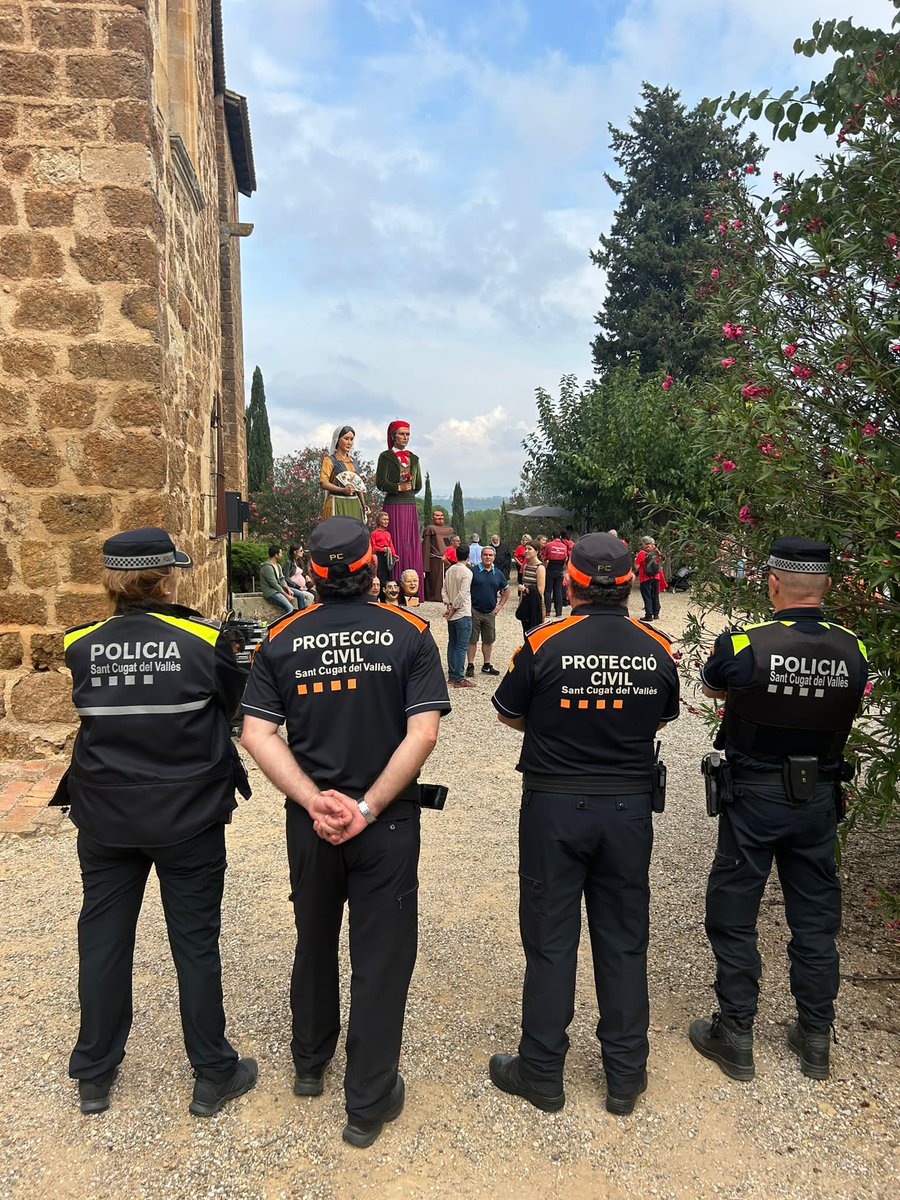 policiastc (@policiastc) on Twitter photo 👮♀️Aquest cap de setmana hem col·laborat en les Jornades de Patrimoni Viu de #SantCugat #JEP23
<a href="/policiastc/">policiastc</a> <a href="/avpcstcugat/">AV Protecció Civil Sant Cugat del Vallès</a> <a href="/ajsantcugat/">Aj. Sant Cugat</a> <a href="/bernatpicornell/">Bernat Picornell Grenzner</a> <a href="/josepmvalles/">Josep Maria Vallès</a> <a href="/MuseuSantCugat/">Museus de Sant Cugat</a> <a href="/culturastc/">Cultura Sant Cugat</a> 👮♀️Aquest cap de setmana hem col·laborat en les Jornades de Patrimoni Viu de #SantCugat #JEP23
<a href="/policiastc/">policiastc</a> <a href="/avpcstcugat/">AV Protecció Civil Sant Cugat del Vallès</a> <a href="/ajsantcugat/">Aj. Sant Cugat</a> <a href="/bernatpicornell/">Bernat Picornell Grenzner</a> <a href="/josepmvalles/">Josep Maria Vallès</a> <a href="/MuseuSantCugat/">Museus de Sant Cugat</a> <a href="/culturastc/">Cultura Sant Cugat</a>