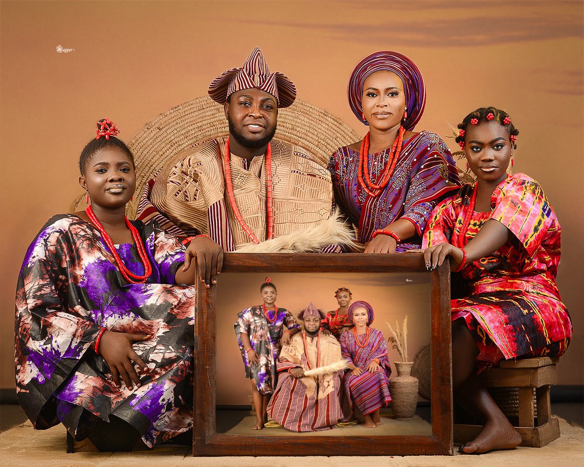 Damilare_mapper's tweet photo. Makeup &amp; Assist- @dunnithemua 
Female Outfit- @Oma_Africa
Hair- @Hairxpresser.ng
Male Model- Sammy
Female Models- @fattydebankz Ruqayyah &amp; Sofiah 
Concept &amp; Photographer- @Damilare_Mapper (@Mapper_Portraits)

#TheYThemedShoot #Culture #ObaIdan #Oct17th2023 #Joy https://t.co/Af0Cu6nNhW