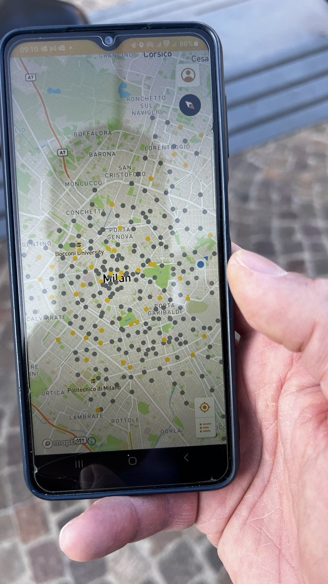 and_1979's tweet photo. @atm_informa @ComuneMI @stanzaselvaggia i puntini grigi sono stazioni BikeMi non disponibili…. Imparate da Londra ed altre città europee come si gestisce questo servizio… vergogna https://t.co/ebe1dT593Y