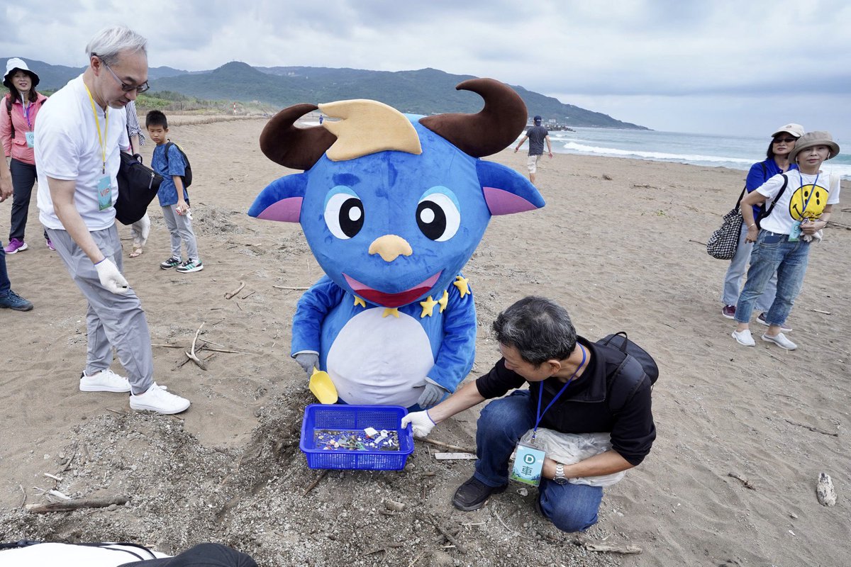 MOFA_Taiwan's tweet photo. Proudly joining the yearly beach cleanup with @grzegorzewskif & reps from 14 #EU🇪🇺 states, #Taiwan’s🇹🇼 Environmental Ministry & @NewTaipeiGov! 150 participants, 345kg of waste & 87kg recyclables. Plus a nod to our #2050NetZero commitment with a “ZERO” made from cleanup debris! https://t.co/7ZwV7hZe1P