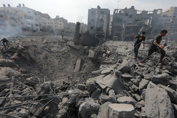 The Western powers killed a UN Security Council resolution that proposed a humanitarian ceasefire in Gaza

The resolution was proposed by Russia

5 countries voted for the ceasefire:
🇨🇳 China
🇬🇦 Gabon
🇲🇿 Mozambique
🇷🇺 Russia
🇦🇪 UAE

4 voted against:
🇲🇫 France
🇯🇵 Japan
🇬🇧 UK
🇺🇲 US