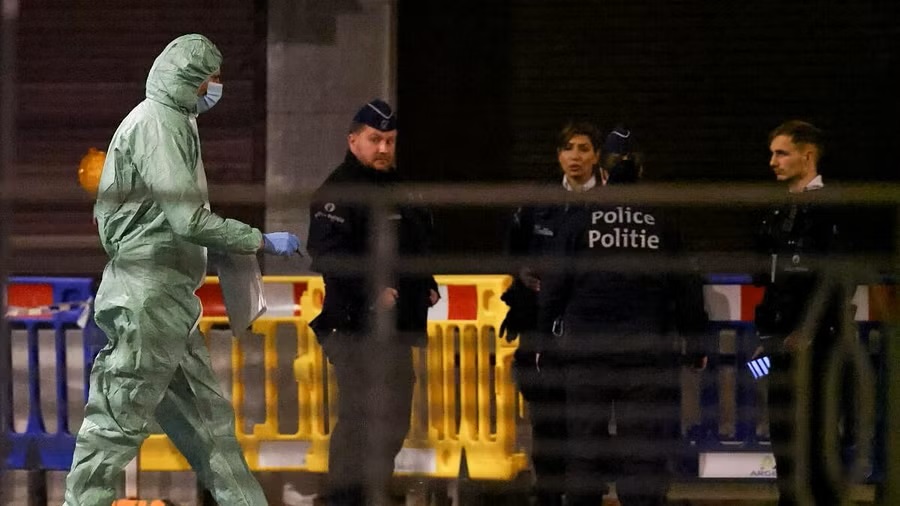 TheNewslane's tweet photo. Brussels 'on highest terror alert' after two swedes shot dead.
#Brussels #BrusselsAttack #Brusselslockdown #brusselsUnderAttack #belgiumsweden #TerrorAttack https://t.co/v4ISw7CQbA