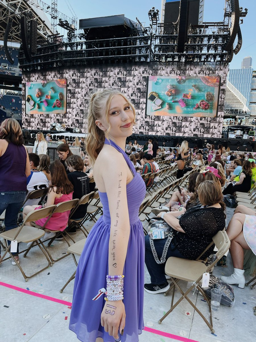 julie_swiftiee's tweet image. the outfit         🫶🏻         the inspo