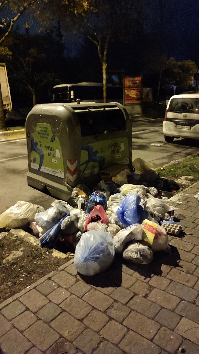 cavuseva79's tweet photo. Beylikdüzü CHP ilçe binası karşısındaki çöp konteynerindan başlayarak Osmanlı caddesi boyunca aşağıya kadar 4 tane konteyner bu şekilde 2 gündür bekliyor sevgili @beylikduzubeltr @mmuratcalik @IBBcozummerkezi @ekrem_imamoglu https://t.co/Hnp9WVumY7