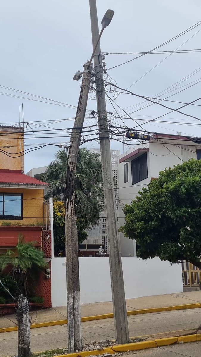 albertoruiz23's tweet photo. 📰 A punto de pasar una tragedia en el Centro 
#CoatzaNoticias 
Poste a punto de caer en Bravo frente a colegio Nicolás Bravo, entre Lerdo y Zamora en pleno Centro de Coatzacoalcos. @CFEmx https://t.co/6psxubvrBU