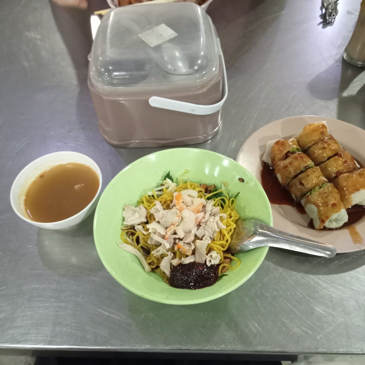 012KHAOQ_'s tweet photo. เห็นมีคนรีวิวหมี่น้ำกุ้งไปแล้ว แต่เราก้จะรีวิวอีก เกิดในภูเก็ตมา 16 ปี กินร้านนี้มาแล้ว 20 ปี (มุก555) เคยรีวิวหลายรอบมาก "เยาว์เย็นตาโฟ" นี่ชอบสั่งบะหมี่แห้งเกี๊ยวต้มยำพริกเผา เขาจะเสิร์ฟมาพร้อมน้ำซุปกุ้งงงง หอม หวาน มากกกก โครตเลิ้บ แต่เย็นตาโฟเขาก็เด็ดนะ ต้องลองเหมือนกัน (ต่อ) https://t.co/Eov1SYhDr1