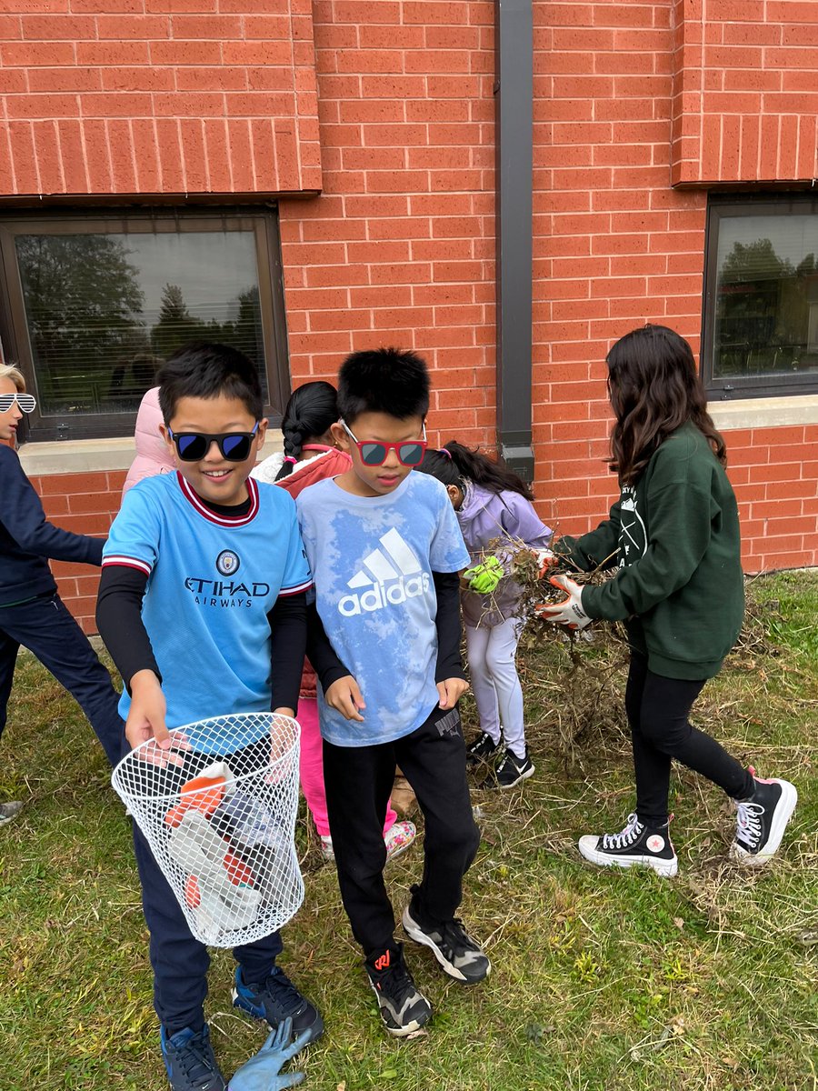 Garden clean-up day for 4th Grade Gardening Club this morning! Everyone worked together to bag up a ton of weeds & sticks. We are getting our garden @CowlishawKoalas ready for winter. For kids voluntarily doing early morning yard work, they sure had a lot of fun!@WholeKidsFnd 🪴