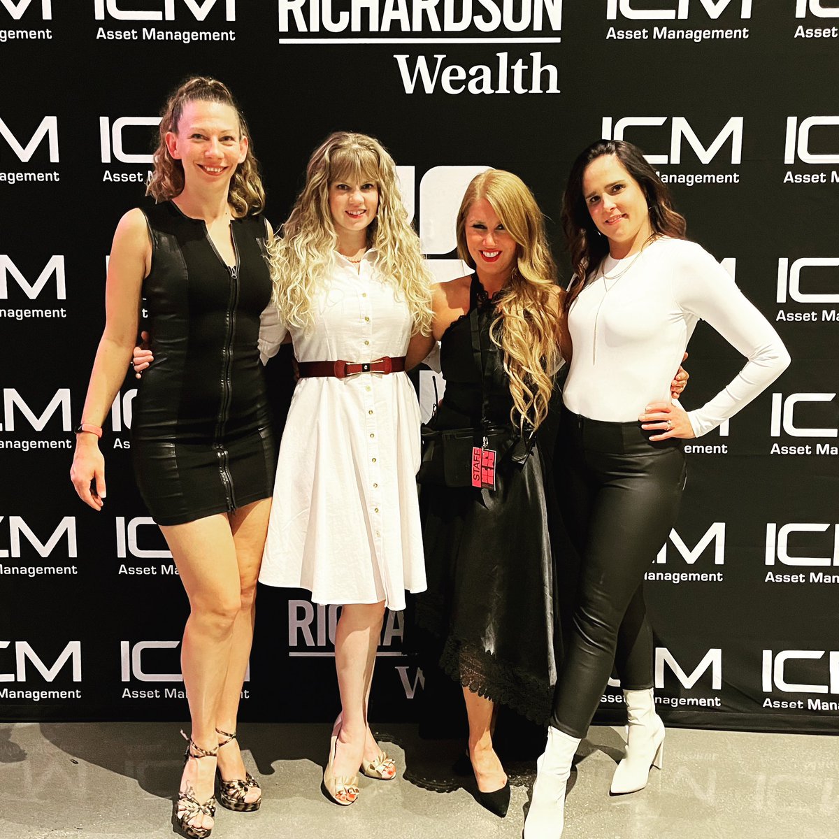 kellylannan's tweet photo. With friends at #parkluxe 
Thank you so much for your support! 
@nomadberry @megs_roche @crystalsander @ourparkonline @parkproductionhouse https://t.co/v4eJ33xItT
