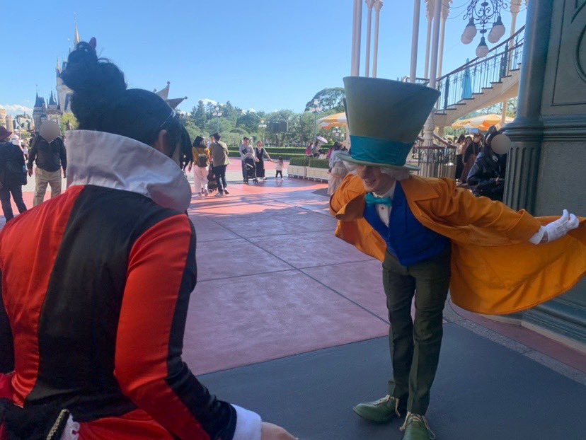 orenomaruyaki's tweet photo. 昨日お土産見にワールドバザール行ったら偶然マッドハッターがいて、みてたら「Majesty!」って声かけてくれた！
英語分からなくて全然お話できず悔しかったけど、ポーズ取ってくれたりハグしてくれて最高だった😭
地味に初めてのキャラグリだったな… https://t.co/iF2uOnifpV
