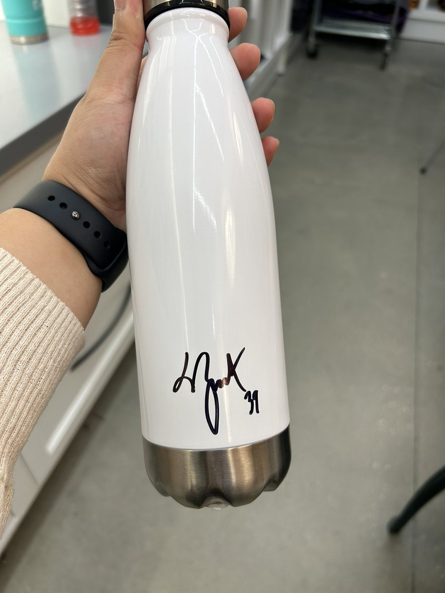 KEYEMOJl's tweet photo. 2 years later and i got an updated one repping the new number 😎 
thank you so much @LBrossoit for the water bottle! meeting you was the highlight of my day, thank you for being so lovely and reminding me why you’re my favourite jet ✈️ https://t.co/13oAiX9DeV