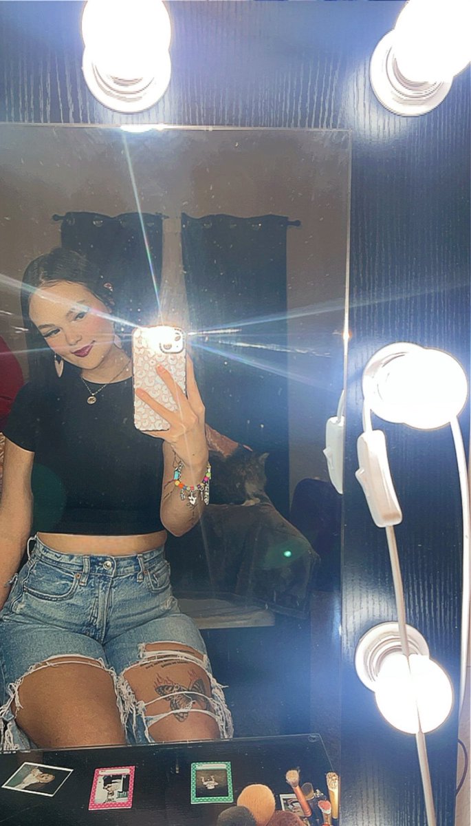allisonnnn_____'s tweet photo. Minding mine 😙 https://t.co/MyxlkJtAVZ