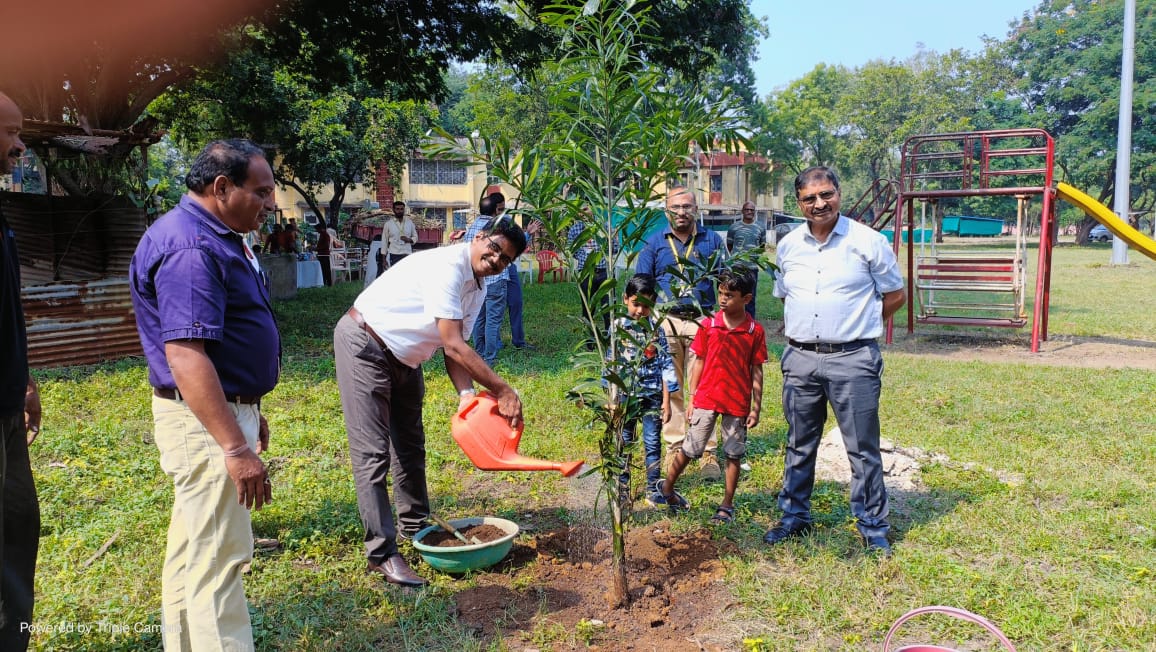 “Keep your surroundings clean, it's the first step towards a healthier and safer India.”
 Glimpses of cleanliness drive conducted under #SpecialCampaign 3.0 @ OFCH.
 #SwachhtaHiSeva #SwachhBharat
<a href="/OfbRavikant/">Ravi Kant</a> <a href="/IndiaMunitions/">Munitions India Limited (MIL)</a>