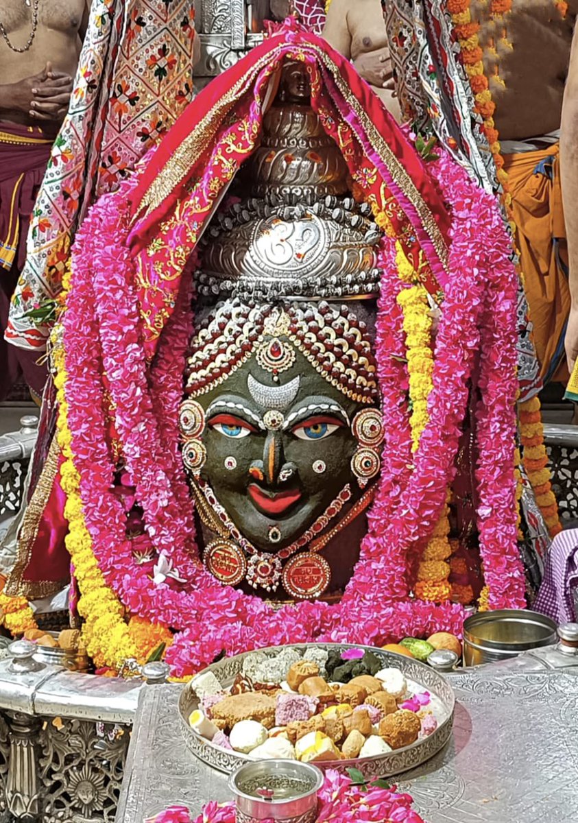 visrane's tweet photo. जय श्री महाकाल जी की
जय श्री कृष्ण जी की
शुभ प्रभात
सादर वंदे
श्री महाकालेश्वर ज्योतिर्लिंग के आज (मंगलवार, 17/10/2023) के भस्म आरती-शृंगार दर्शन 🙏🏻 https://t.co/oCjZQFKhag