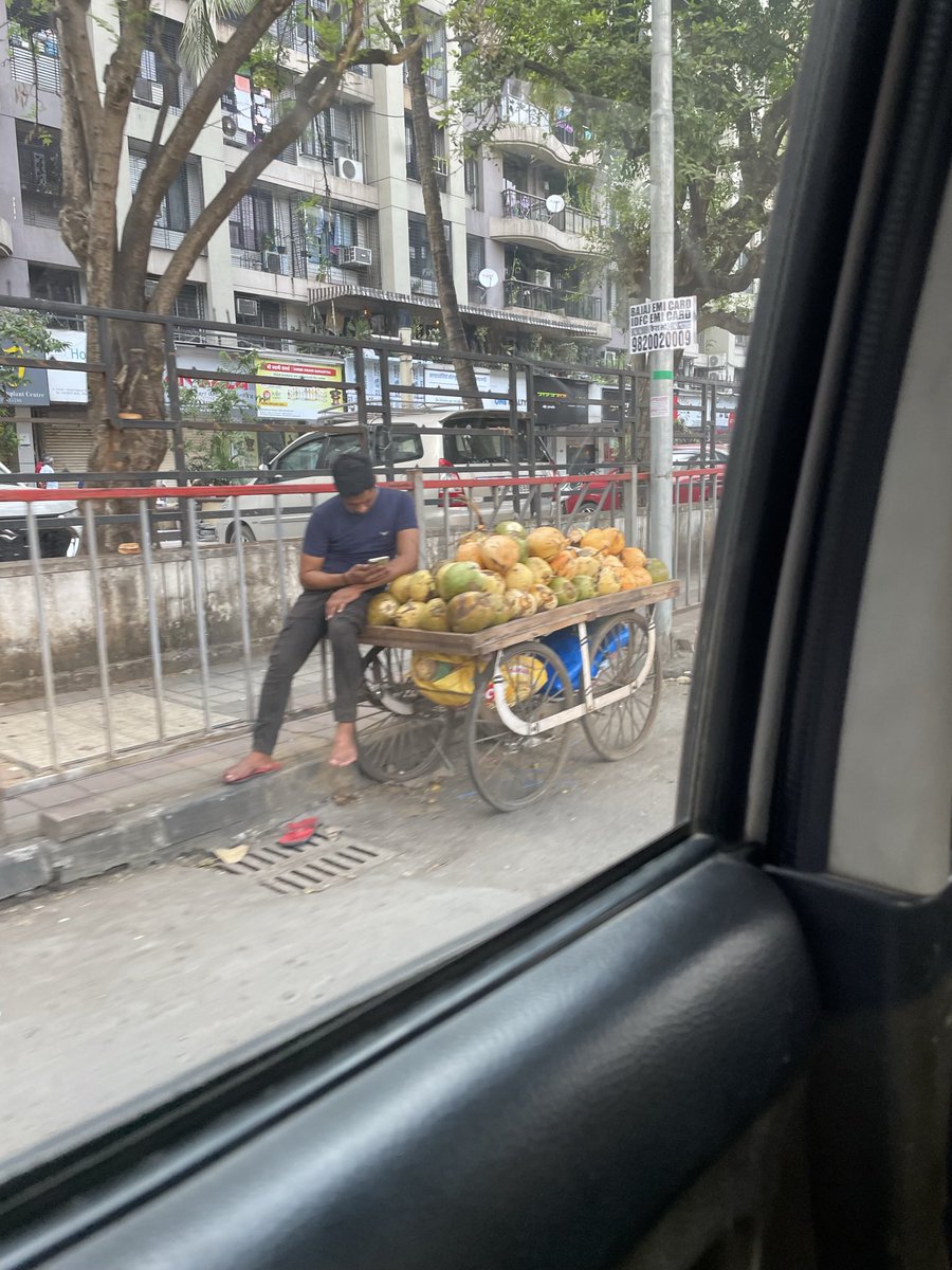 Roopal_Parab's tweet image. @mybmcWardRC @mybmc @MumbaiRTO a hawker permanently occupying service road leading outside Vasant Marvel to Samarpan. Pl hawkers should leave road for driving.