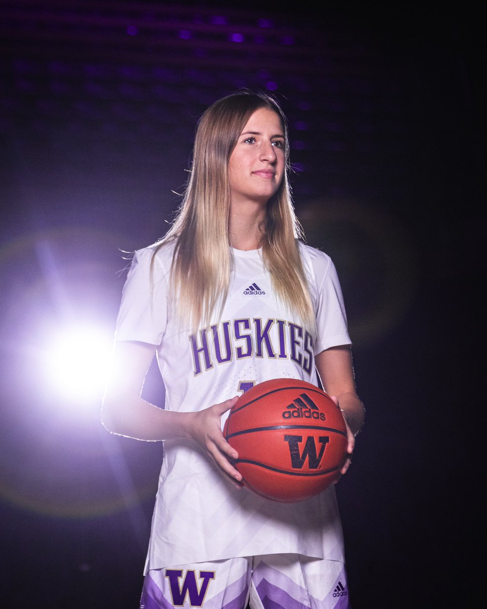 First time in the whites 📸❄️

#GoHuskies x #Becoming