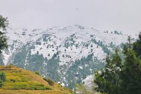 Snowfall has started in Khari, the picturesque Mhow valley of Ramban district.#IndianArmyPeoplesArmy
#BharatNirman
#NashaMuktJk
#VeeronKiBhoomi
#BadaltaJammuKashmir