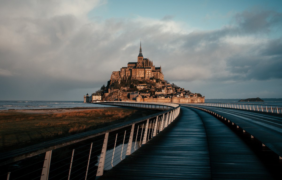 Nature_drift's tweet photo. Mont Saint-Michel 😍📸
#NaturePhotography #NatureBeauty #naturedrift #evening #sky #view #montsaintmichel #magical #castle #bridge #sea #trees #magicalview
*Credit to respective owners. https://t.co/8lcVKpBJpB