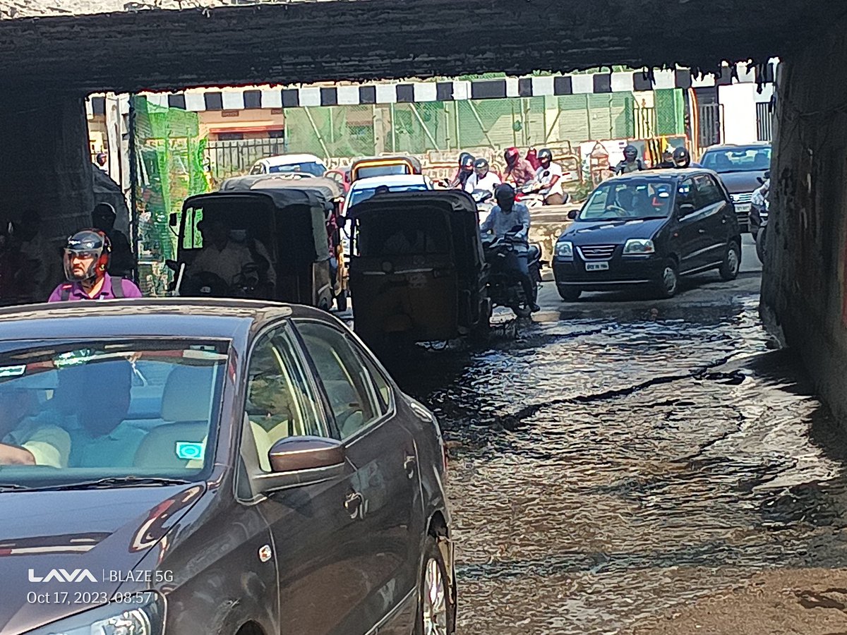 chokhra_s's tweet photo. This road backside to Lingampamlli Railway Station  getting clogged with drainage water and seeing the same since last 1 year.
Can this be looked into please for a resolution as this road provides connectivity to Financial District. https://t.co/5mFen8qco6
