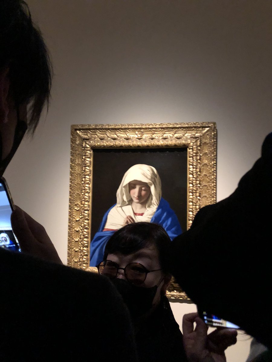 _hhhe_'s tweet photo. 今年竟然都没发过推，旧手机架上梯子，相册只有cp29去上海的照片和鸡毛图，上博的特展还是很好看的🥰看到了太多后半年一直绕不开的著名西方画！
忙着年底的考试，去年生日给自己买的梯子快到期了，赶紧随便铲个三言两语的，继续复习了 https://t.co/94jo5Hi6vZ