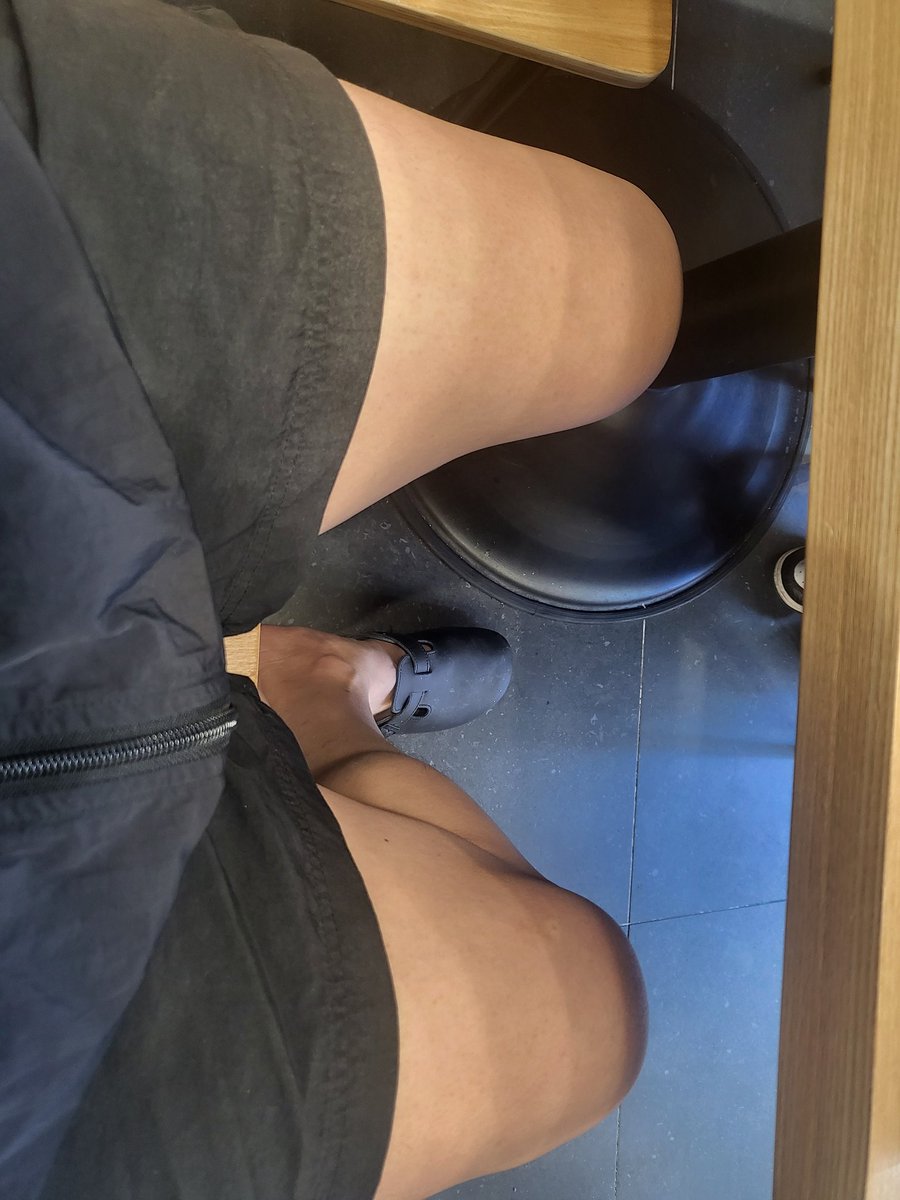 점심들드시고 일하시나요?
앞에 아줌마 제허벅지 겁나쳐다보네.
뭘바?라고하까?ㅋㅋㅋ
아까양반다리하고먹었는데 지금풀었어!
오늘 노팬티걸렸나?ㅋㅋ