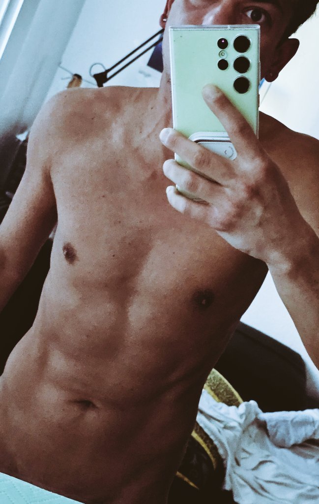 Ungefiltert_Ich's tweet photo. #goodmorning mit nem #randompic. Manchmal fühl ich mich auch einfach gut. 🙂
Habt nen #niceday
#betrue #justme #shirtless #justanother #mirrorselfie
Und so ganz, ganz schrecklich langsam bringts das #gym auch. So langsam 😜 https://t.co/Gl2TY44N91