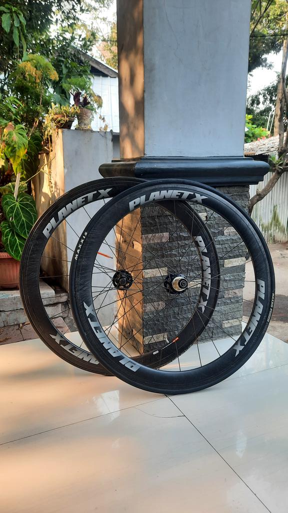 fajriyss's tweet photo. Planet X Carbon Wheelset Tubular 
Profile 4cm
24h depan belakang
Untuk rim brake/ disc brake 6 bolt qr shimano 10speed
Include ban depan blkg 
Minus ban depan bocor sama ada bekas lem sticker sedikit
Tanpa qr

4jt saja
#fnfjb https://t.co/oeIR2zER1c