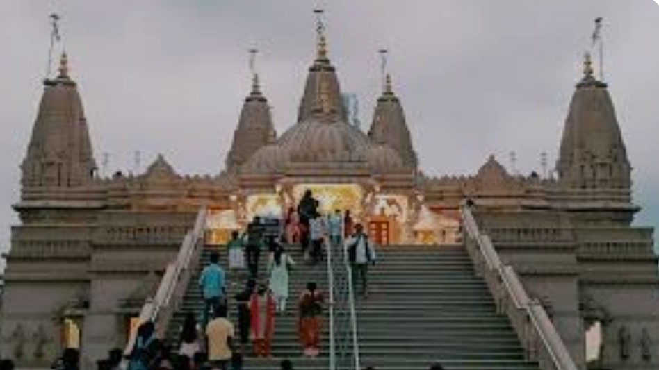Sugandha1631's tweet photo. देश के प्रत्येक राज्यों के मंदिर में वस्त्रसंहिता कानून लागू लागू होना चाहिए। जब हम मंदिर में ईश्वर के दर्शन करने हेतु जाते हैं तब उनका आशीर्वाद प्राप्त करते हैं उस हेतु सात्विक परिधान का होना आवश्यक है !
#Dresscode_For_Temples https://t.co/NBcao5sodL
