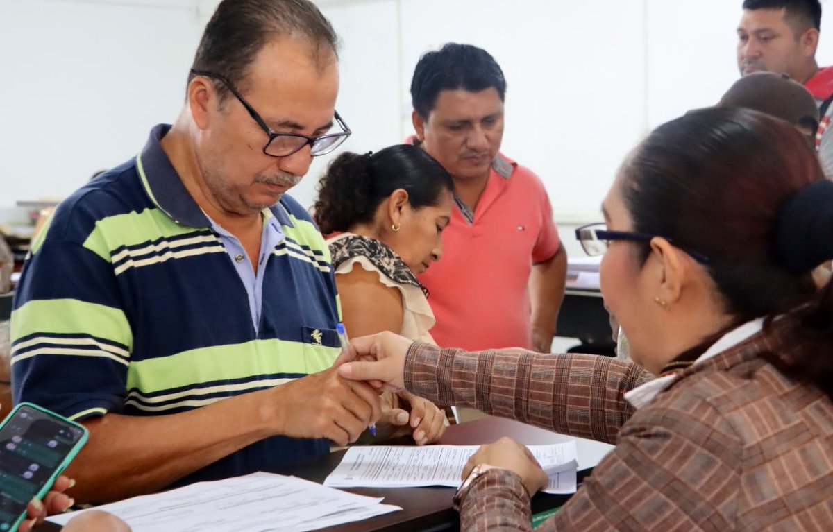 Entrega ISSET 160 nuevas constancias de pensiones, El ISSET inició la entrega a nuevos beneficiarios de su constancia de otorgamiento de pensión, tarjeta bancaria y credencial de afiliación ahora como pensionados.